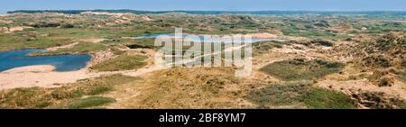 Ainsdale Sand Dunes National Nature Reserve, Formby, Lancashire, Nordwestküste, Großbritannien. Panoramablick auf Dünen und Schlucken, Teiche. Helle Sonne. Stockfoto