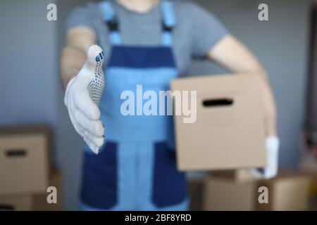 Lader Mann mit Box steht hält seine Hand Stockfoto