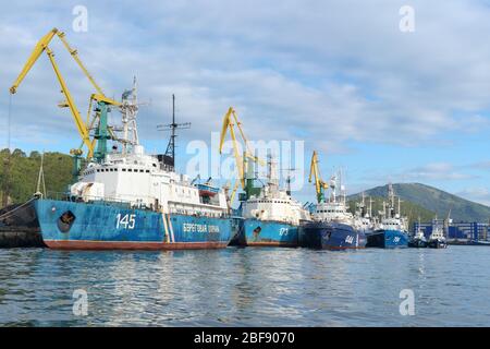 Gruppe der Kriegsschiffe Küstenwache der Grenzwache Service des russischen FSB an der Pier in der Hafenstadt Petropawlowsk-Kamtschatski Stadt verankert. Pazifik Stockfoto