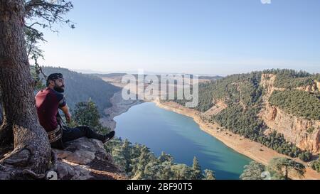 Naturpanorama mit dem See Lac de Tislit in den Bergen während des Sturms, Marokko, Afrika Stockfoto