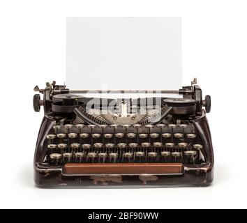 Alte Vintage Schreibmaschine und ein leeres Blatt Papier eingelegt. Isoliert auf weißem Hintergrund. Stockfoto
