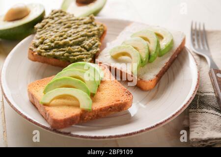 Leckere Avocado-Sandwiches auf dem Teller Stockfoto