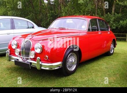 Vorderansicht eines roten klassischen jaguar Limousine Stockfoto