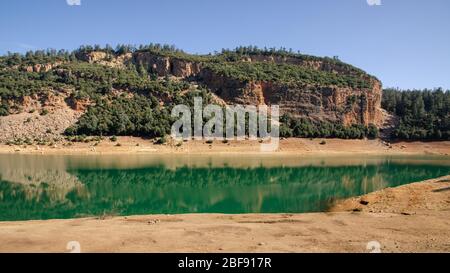 Naturpanorama mit dem See Lac de Tislit in den Bergen während des Sturms, Marokko, Afrika Stockfoto