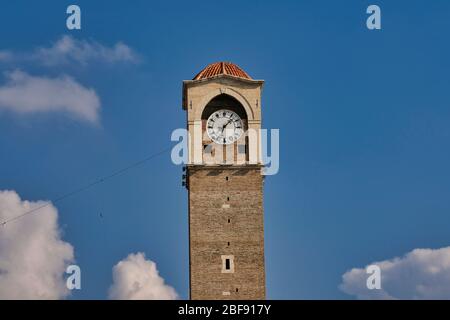 Alter Uhrenturm mit blauem und wolkenverstrahlten Himmel in Adana, Türkei. Historischer alter Uhrenturm namens 'Büyüksaat' Stockfoto