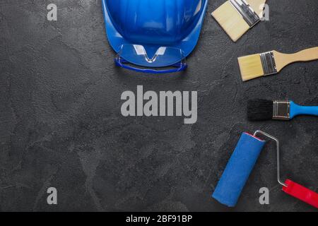 Baumeister-Zubehör auf dunklem Hintergrund Stockfoto