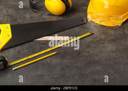 Baumeister-Zubehör auf dunklem Hintergrund Stockfoto