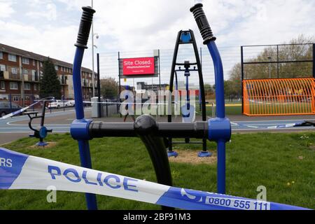 Leicester, Leicestershire, Großbritannien. April 2020. Während der Sperrung der Coronavirus-Pandemie werden von der Polizei Absperrbänder an einem Fitness- und Erholungsbereich im Freien in der Gegend von St MatthewÕs befestigt. Credit Darren Staples/Alamy Live News. Stockfoto