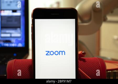 Los Angeles, Kalifornien, USA - 16. April 2020: ZOOM Logo auf dem Bildschirm Nahaufnahme. App Store-Symbol auf dem Display des Telefons sichtbar, illustrative Editorial Stockfoto