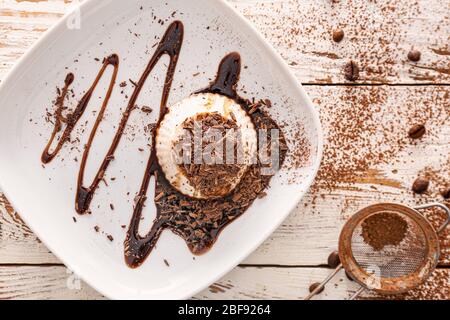 Mit leckeren Panna cotta auf der Tischplatte Stockfoto