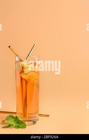 Glas leckeren kalten Eistee auf farbigen Hintergrund Stockfoto