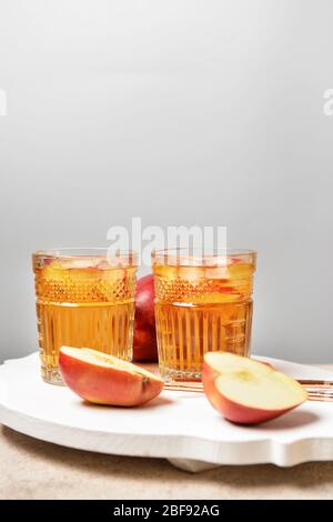 Gläser leckerer, kalter Eistee auf dem Tisch Stockfoto
