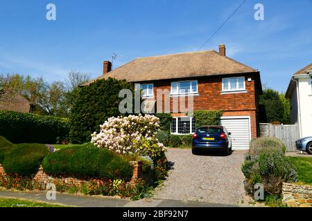 Auto geparkt in Antrieb von Einfamilienhaus auf gehobenen Wohnimmobilien im Frühjahr, Southborough, Kent, England Stockfoto