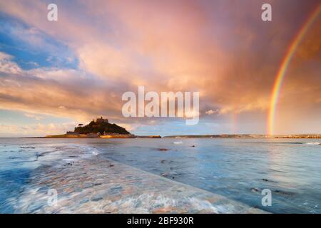 Ein wunderschöner magischer Regenbogen, der im Morgenhimmel über Mounts Bay, Cornwall, erscheint Stockfoto