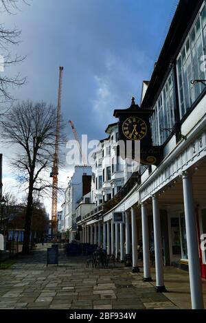 Krane auf Dandaras 1887 Projekt The Pantiles (eine Sanierung des ehemaligen Union House-Geländes), von den Pantiles, Tunbridge Wells, Kent, England aus gesehen Stockfoto