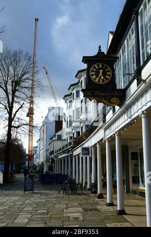 Krane auf Dandaras 1887 Projekt The Pantiles (eine Sanierung des ehemaligen Union House-Geländes), von den Pantiles, Tunbridge Wells, Kent, England aus gesehen Stockfoto