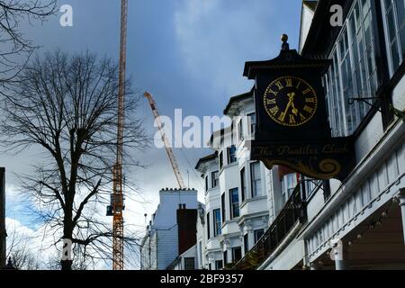 Krane auf Dandaras 1887 Projekt The Pantiles (eine Sanierung des ehemaligen Union House-Geländes), von den Pantiles, Tunbridge Wells, Kent, England aus gesehen Stockfoto