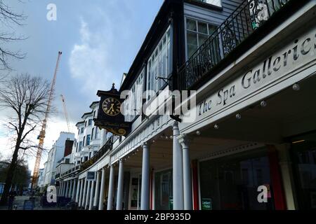 Krane auf Dandaras 1887 Projekt The Pantiles (eine Sanierung des ehemaligen Union House-Geländes), von den Pantiles, Tunbridge Wells, Kent, England aus gesehen Stockfoto