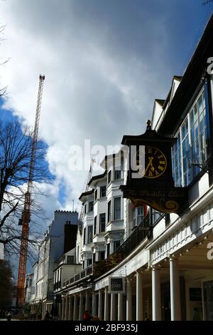 Krane auf Dandaras 1887 Projekt The Pantiles (eine Sanierung des ehemaligen Union House-Geländes), von den Pantiles, Tunbridge Wells, Kent, England aus gesehen Stockfoto