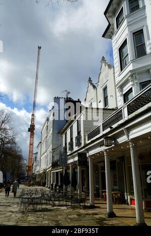 Krane auf Dandaras 1887 Projekt The Pantiles (eine Sanierung des ehemaligen Union House-Geländes), von den Pantiles, Tunbridge Wells, Kent, England aus gesehen Stockfoto