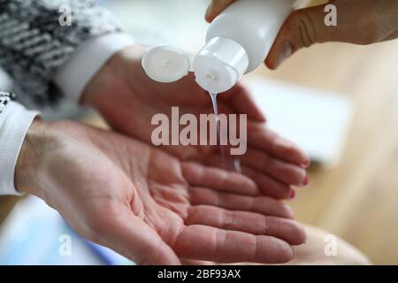 Nahaufnahme der Hände einer Frau, die ein Antiseptikum ausgießt Stockfoto