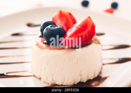 Leckeres Panna cotta auf Platte, Nahaufnahme Stockfoto