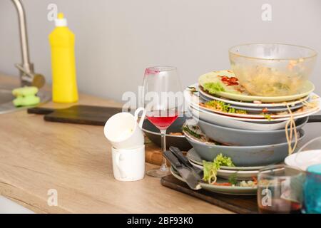 Haufen schmutziges Geschirr auf dem Küchentisch Stockfoto