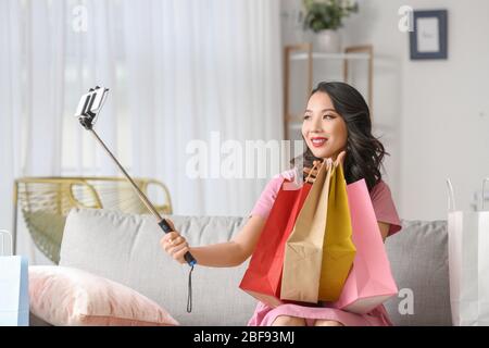 Asiatische Bloggerin, die Selfie zu Hause nimmt Stockfoto