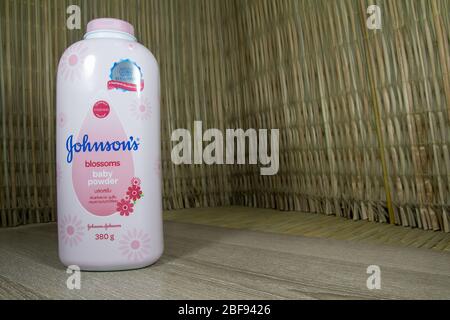 Chiangmai, Thailand - April 17 2020: Produktaufnahme von Johnson Baby Powder. Stockfoto