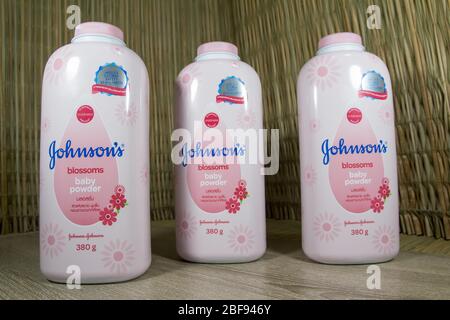 Chiangmai, Thailand - April 17 2020: Produktaufnahme von Johnson Baby Powder. Stockfoto