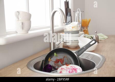 Viele schmutzige Geschirr in der Küche Stockfoto