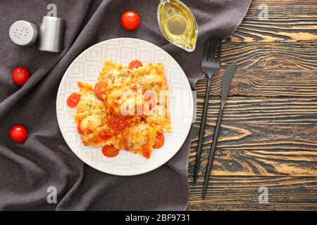 Mit leckeren Ravioli auf der Tischplatte Stockfoto