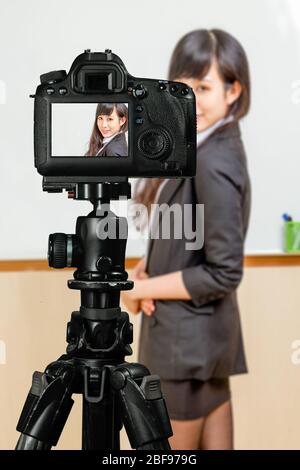 Asiatisch-amerikanischer Lehrer Streaming-Klasse mit Kamera für Schüler zu Hause Stockfoto