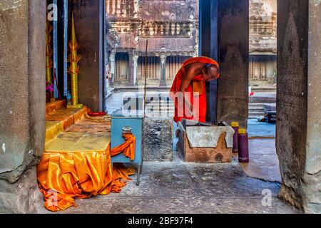 Buddhistischer Mönch in Angkor Wat, Siem Reap, Kambodscha Stockfoto