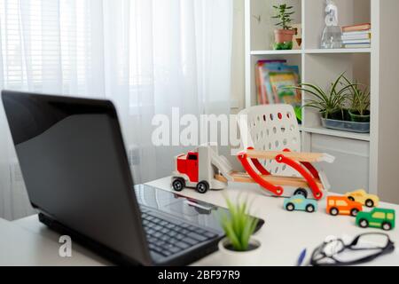 Das Konzept der Telearbeit von zu Hause aus. Arbeiten während der Quarantäne zu Hause Stockfoto