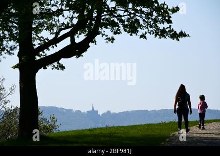 Kassel, Deutschland. April 2020. Mutter und Kind sind in der Fuldaer Aue auf der Flucht und haben einen tollen Blick auf Herkules. Das Wetter verspricht über das Wochenende früh sommerlich zu werden. Quelle: Uwe Zucchi/dpa/Alamy Live News Stockfoto