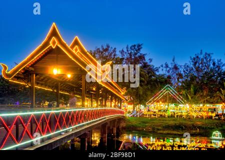 Beleuchtete Brücke zum Siem Reap Art Center Nachtmarkt, Siem Reap, Kambodscha Stockfoto