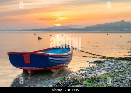 Mit klarem Himmel über Nacht und Temperaturen fallen in einzelne Figuren in North Devon, der Morgenhimmel und eingehende Flut kombinieren, um eine malerische Stockfoto