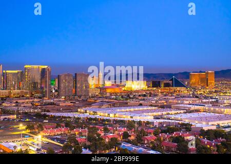 LAS VEGAS, NEVADA - 23. FEBRUAR 2020: Abendansicht über Las Vegas von oben mit Lichtern und Resort Casino Hotels im Blick. Stockfoto