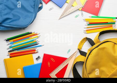 Rahmen aus Holz Schulmaterial auf weißem Hintergrund Stockfoto