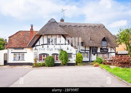 England, Buckinghamshire, Cheddington High Street, The Old Swan Public House Stockfoto