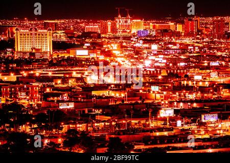 LAS VEGAS, NEVADA - 23. FEBRUAR 2020: Abendansicht über Las Vegas von oben mit Lichtern und Resort Casino Hotels im Blick. Stockfoto