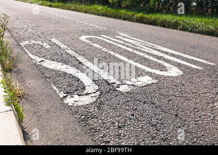 LANGSAM lackiert in der britischen Hauptstraße zu unterstützen, in der Verkehrssicherheit, Cheddington, Buckinghamshire, England Stockfoto