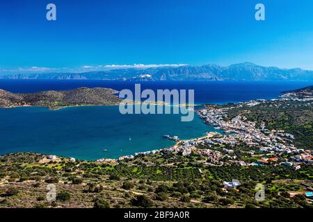 Blick auf Elounda und Mirabello Bucht von Pines Dorf. Gemeinde Agios Nikolaos, Lassithi, Kreta, Griechenland. Stockfoto