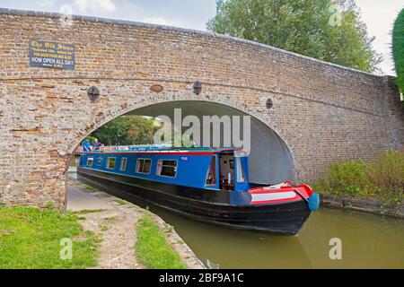 England, Buckinghamshire, Pitstone Wharf in der Nähe von Cheddington, Grand Union Canal, gewölbte Straßenbrücke und Schmalboot Stockfoto