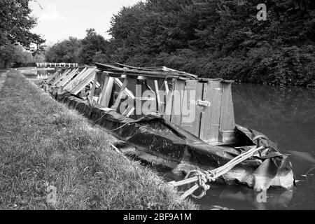 England, Buckinghamshire, gekentert Narrowboat auf Grand Union Canal in der Nähe von Pitstone Wharf Stockfoto