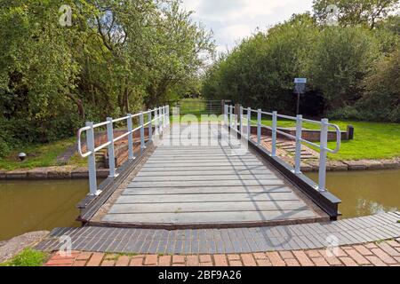 England, Buckinghamshire, in der Nähe von Cheddington, Swing Bridge am Grand Union Canal Stockfoto