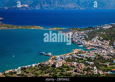 Blick auf Elounda und Mirabello Bucht von Pines Dorf. Gemeinde Agios Nikolaos, Lassithi, Kreta, Griechenland. Stockfoto