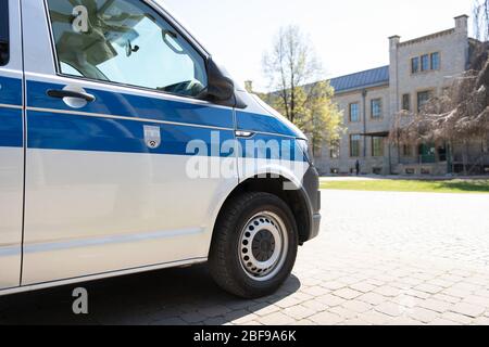 Bielefeld, Deutschland. April 2020. Vor dem Bürogebäude steht ein Fahrzeug des öffentlichen Auftragsbüros der Stadt Bielefeld. Insgesamt drei Fahrzeuge der Stadt waren zuvor in Brand gesteckt worden. Neben Brandstiftern sind auch Kriminalbeamte des Staatssicherheitsdepartements Bielefeld an der Untersuchung beteiligt, um festzustellen, ob es sich um eine politisch motivierte Handlung handeln könnte. Quelle: Friso Gentsch/dpa/Alamy Live News Stockfoto