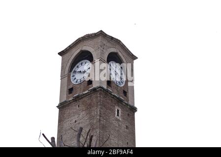 Alter Uhrenturm mit blauem und wolkenverstrahlten Himmel in Adana, Türkei. Historischer alter Uhrenturm namens 'Büyüksaat' Stockfoto